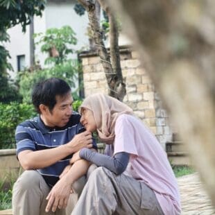 ... Puluh tahun berlalu Ingatku belum layu Kala melawan ragu ...
Puluh tahun berlalu
Ingatku belum layu
Kala melawan ragu
Saat melepas rayu
...