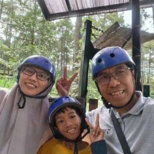 ...

Akhir pekan jarang
Terasa lebih panjang
Makin hepi sekarang
Tidak ingin pul...