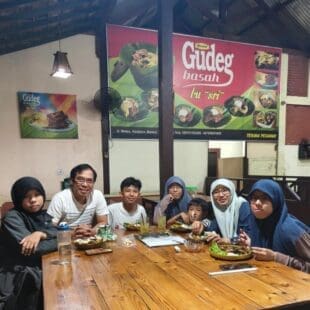 ...

Makan malam di mana, Cah Ayu?
Dekat rumah saja, yang murah.
Kenapa? Anggara...