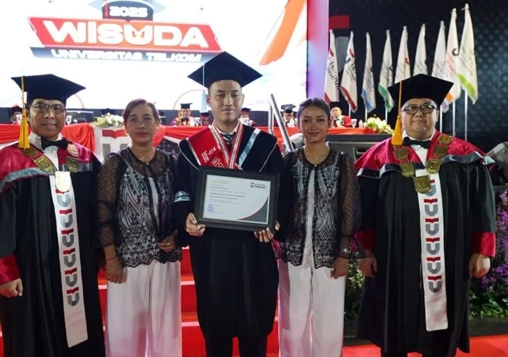 ...

Dia tidak mampu mengamati
Tidak mendengar nada tinggi
Wisudawan inspiratif ...