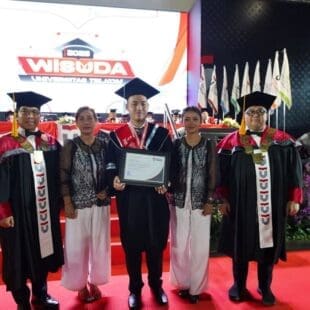 ...

Dia tidak mampu mengamati
Tidak mendengar nada tinggi
Wisudawan inspiratif ...