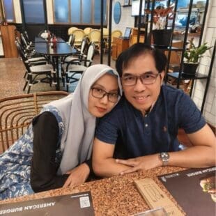 ...

Di sudut tergelap resto favorit
Merayakan kemenangan kecil
Dari M medium ja...