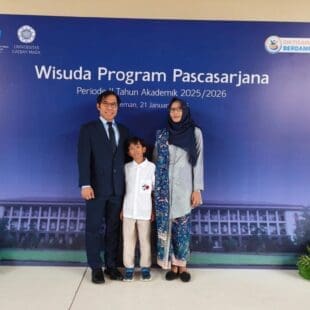 ...

Dua tahun lalu kami mengantar
Dengan langkah-langkah besar
Dengan dada berd...